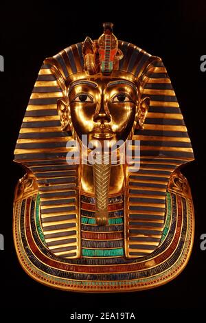 Masque funéraire du pharaon égyptien Toutankhamon. Isolé sur fond noir. Banque D'Images