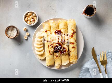 crêpes roulées à la banane, aux noix, à la noix de coco et au sirop de dattier Banque D'Images