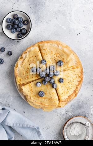 crêpes fines, crêpes servies avec des bleuets sur fond gris Banque D'Images