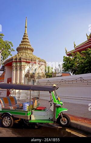 Taxi tuk-tuk devant la porte très ornée de Wat Pho ou Temple du Bouddha couché, Bangkok, Thaïlande Banque D'Images