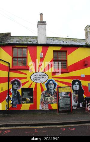 L'amour est la seule langue que je parle couramment. John Lennon Wall art de LockDown Saturday à Brighton, Angleterre. Tout ce dont vous avez besoin, c'est de l'amour. Message de Saint-Valentin Banque D'Images