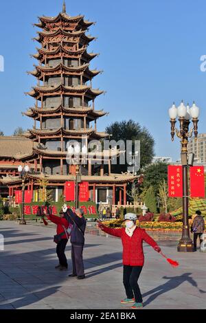 Groupe de taijijian-épée tai chi praticiens-Pagode en bois ou Temple Muta De AD 557-North Zhou Dynasty-reconstruit dans AD 1926 aujourd'hui maisons Le Folk Banque D'Images