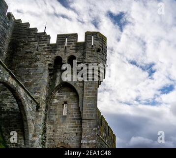 Cité médiévale historique fortifiée de Carcassonne dans le sud de la France, fief des Cathares occitanes. Les murs du château. Banque D'Images