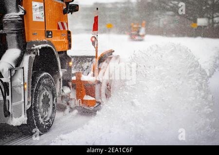 Bielefeld, Allemagne. 07e février 2021. Un véhicule déneigement pousse des masses de neige hors de la route. Crédit : Marcel Kusch/dpa/Alay Live News Banque D'Images