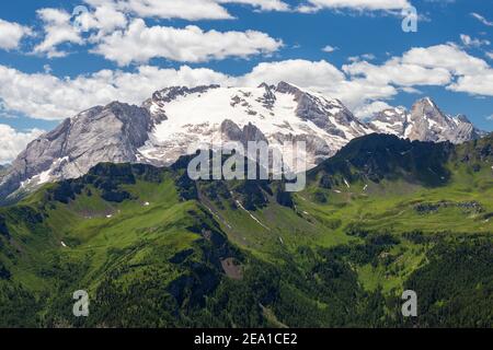 Vue sur le groupe de montagne Marmolada. Les Dolomites. Alpes italiennes. Europe. Banque D'Images