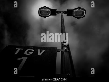 Photo en noir et blanc d'un lampadaire de la gare Banque D'Images