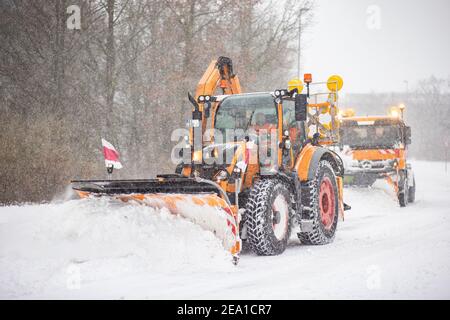 Bielefeld, Allemagne. 07e février 2021. Les véhicules de défrichage poussent des masses de neige hors de la route. Crédit : Marcel Kusch/dpa/Alay Live News Banque D'Images