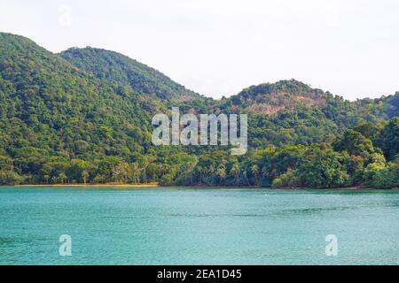 vue de la mer aux montagnes avec la jungle sur l'île Banque D'Images