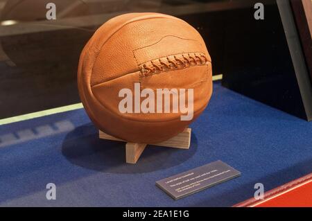 Basketball lacé en cuir, début du XXe siècle, à l'exposition originale de James Naismith Rules of basket ball, LBJ Library à Austin, Texas, États-Unis Banque D'Images