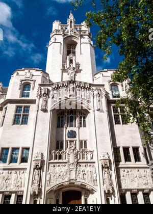 Londres, Royaume-Uni, 28 août 2010 : la Cour suprême, anciennement le Middlesex Guildhall de la place du Parlement, qui est une destination touristique populaire l Banque D'Images