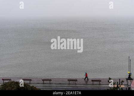 Southend on Sea, Essex, Royaume-Uni. 7 février 2021. La tempête Darcy a atteint Southend on Sea plus tard que prévu, la zone restant humide pendant la nuit. La neige et les lurées sont arrivées vers 7h00, ce qui n'a pas dissuadé les marcheurs de l'estuaire de la Tamise à l'approche du mauvais temps. Les avertissements de verrouillage COVID 19 restent en place Banque D'Images