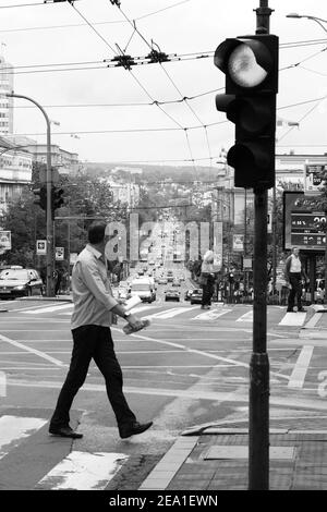BELGRADE, SERBIE - AOÛT 01 : vue sur la rue de la descente de la route Kneza Milosa à Beograd. Tourné en 2014 Banque D'Images