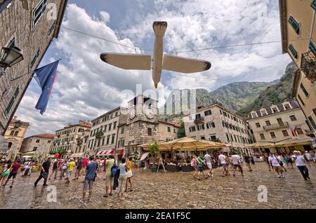 KOTOR, MONTÉNÉGRO - JUILLET 15 : les touristes envahissent la place des armes dans la vieille ville après qu'il ait plu. Au premier plan, seag Banque D'Images