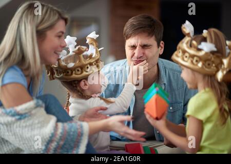 Jeune famille s'amuser tout en jouant dans une atmosphère gaie à la maison. Famille, jeux, maison, ensemble Banque D'Images