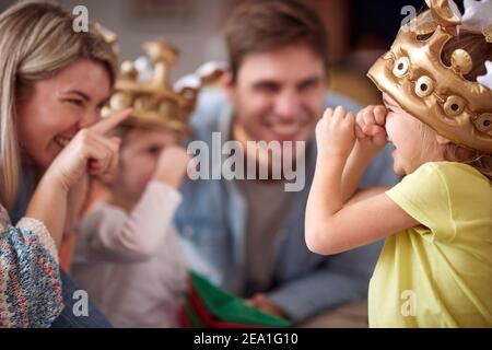 Les enfants jouent à des jeux amusants avec leurs parents dans une atmosphère gaie à la maison. Famille, jeux, maison, ensemble Banque D'Images