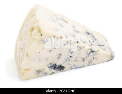 Coin de fromage bleu tendre avec moule isolé sur fond blanc. Tranche de fromage bleu avec passe-cheveux Banque D'Images