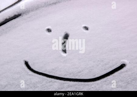 Smiley écrit dans la neige à Amsterdam pays-Bas 7-2-2021 Banque D'Images