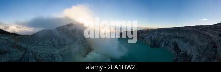 Drone aérien vue panoramique du cratère volcanique Ijen fumant avec lac sulfurique toxique et évents de vapeur en éruption à Java est, Indonésie. Banque D'Images