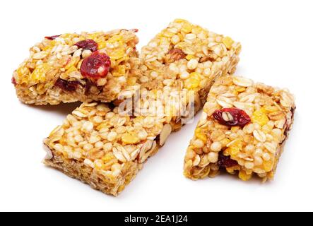 Barre de céréales saine brisée (muesli ou barre de céréales) isolé sur fond blanc Banque D'Images