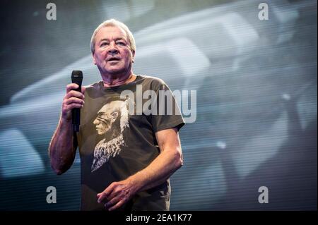 Ian Gillan de Deep Purple se produit en direct sur scène à l'O2 Arena Greenwich, Londres. Banque D'Images