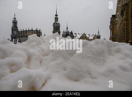 Dresde, Allemagne. 07e février 2021. La Theaterplatz est enneigée en face de la Hofkirche (l-r), du Hausmannsturm, de la Residenzschloss et du Zwinger. Credit: Robert Michael/dpa-Zentralbild/dpa/Alay Live News Banque D'Images