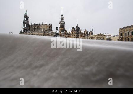 Dresde, Allemagne. 07e février 2021. Enneigée, la Theaterplatz se trouve en face de la Hofkirche (l-r), de la statue équestre du roi Johann, du Hausmannsturm, de la Residenzschloss, de la Schinkelwache et du Zwinger. Credit: Robert Michael/dpa-Zentralbild/dpa/Alay Live News Banque D'Images