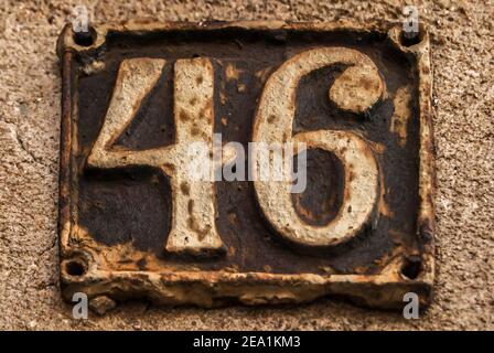 Ancienne rétro plaque en fonte patiné avec plusieurs gros plan 46 Banque D'Images