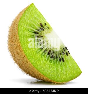 Une tranche mûre de kiwi se trouve isolée sur fond blanc Banque D'Images