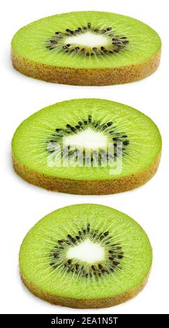 Ensemble de tranches de kiwi isolées sur fond blanc. Profondeur de champ complète. Banque D'Images