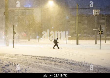 Bielefeld, Allemagne. 07e février 2021. Un homme marche dans une rue enneigée. Crédit : Marcel Kusch/dpa/Alay Live News Banque D'Images