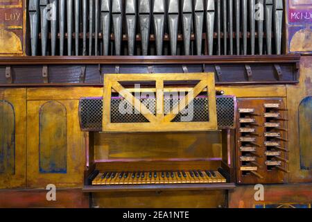 Détail d'un ancien orgue de pipe dans une église italienne Banque D'Images