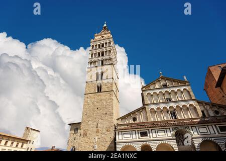 Pistoia, la cathédrale médiévale de San Zeno (Saint Zeno), le X siècle sur la Piazza del Duomo (place de la cathédrale). Pistoia, Toscane, Italie, Europe. Banque D'Images