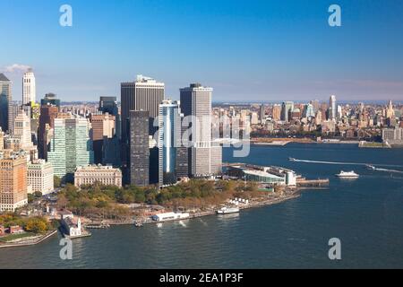 Battery Park sur fond de la baie d'Hudson. Le centre-ville de New York NYC dans USA. Dans l'avant-plan est Manhattann. Dans l'arrière de Brooklyn Banque D'Images