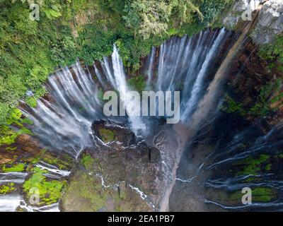 Vue imprenable sur la Sewu Tumpak Cascades également connu sous le nom de Coban Sewu. Sewu Tumpak cascades sont une attraction touristique dans l'Est de Java, Indonésie. Banque D'Images