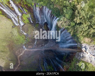 Vue imprenable sur la Sewu Tumpak Cascades également connu sous le nom de Coban Sewu. Sewu Tumpak cascades sont une attraction touristique dans l'Est de Java, Indonésie. Banque D'Images