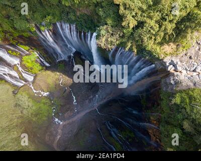 Vue imprenable sur la Sewu Tumpak Cascades également connu sous le nom de Coban Sewu. Sewu Tumpak cascades sont une attraction touristique dans l'Est de Java, Indonésie. Banque D'Images