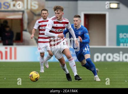 Ryan Kent des Rangers et Jamie Hamilton (à gauche) de la Hamilton Academic se battent pour le ballon lors du match de la première écossaise au Fountain of Youth Stadium, à Hamilton. Date de la photo: Dimanche 7 février 2021. Banque D'Images