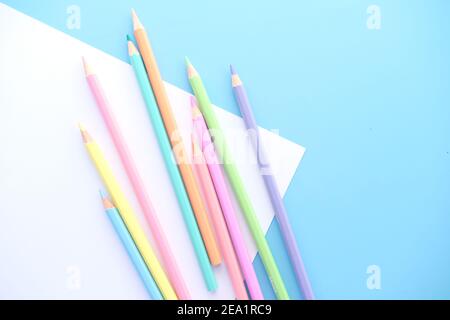 Gros plan de crayons colorés sur du papier vide, haut vers le bas Banque D'Images