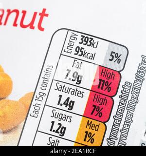 Bac en plastique de beurre d'arachide propre à l'ASDA. Pour les étiquettes d'ingrédients alimentaires, l'étiquetage nutritionnel, les informations sur les aliments, les conseils sur les allergies, les emballages alimentaires en plastique. Banque D'Images