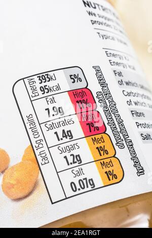 Bac en plastique de beurre d'arachide propre à l'ASDA. Pour les étiquettes d'ingrédients alimentaires, l'étiquetage nutritionnel, les informations sur les aliments, les conseils sur les allergies, les emballages alimentaires en plastique. Banque D'Images