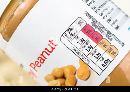 Bac en plastique de beurre d'arachide propre à l'ASDA. Pour les étiquettes d'ingrédients alimentaires, l'étiquetage nutritionnel, les informations sur les aliments, les conseils sur les allergies, les emballages alimentaires en plastique. Banque D'Images