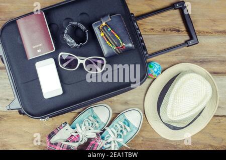 Accessoires de voyage costumes. Passeports, bagages, lunettes le coût des cartes de voyage préparées pour le voyage Banque D'Images