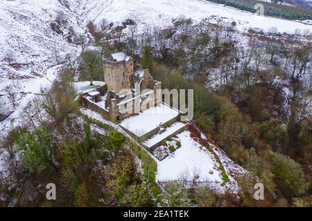 Vue aérienne du château Campbell dans la neige, Dollar, Clackmannanshire, Écosse. ROYAUME-UNI Banque D'Images
