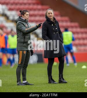 Leigh Sports Village, Lancashire, Royaume-Uni. 7 février 2021. Féminine Anglais Super League, Manchester United Women versus Reading Women; Manchester United Women Manager Casey Stoney regarde l'échauffement crédit: Action plus Sports/Alay Live News Banque D'Images