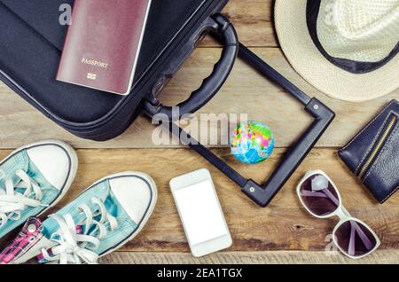 Accessoires de voyage costumes. Passeports, bagages, lunettes le coût des cartes de voyage préparées pour le voyage Banque D'Images