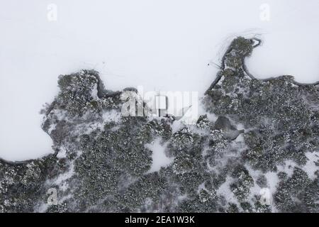 Vue aérienne du Loch VAA gelé avec une petite tourbière, Aviemore, Écosse, Royaume-Uni Banque D'Images