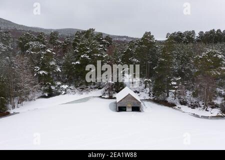 Vue aérienne du Loch VAA gelé avec une petite tourbière, Aviemore, Écosse, Royaume-Uni Banque D'Images