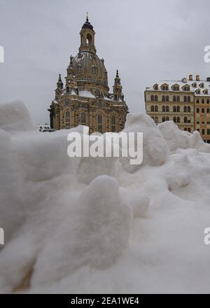Dresde, Allemagne. 07e février 2021. Une pile de neige se trouve sur le Neumarkt enneigé, en face de la Frauenkirche. Credit: Robert Michael/dpa-Zentralbild/dpa/Alay Live News Banque D'Images
