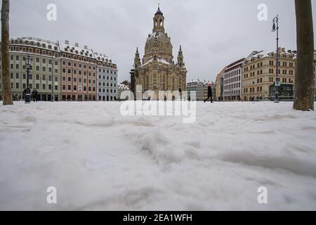 Dresde, Allemagne. 07e février 2021. Le Neumarkt en face de la Frauenkirche est recouvert de neige. Credit: Robert Michael/dpa-Zentralbild/dpa/Alay Live News Banque D'Images