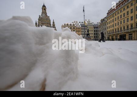 Dresde, Allemagne. 07e février 2021. Une pile de neige se trouve sur le Neumarkt enneigé, en face de la Frauenkirche. Credit: Robert Michael/dpa-Zentralbild/dpa/Alay Live News Banque D'Images